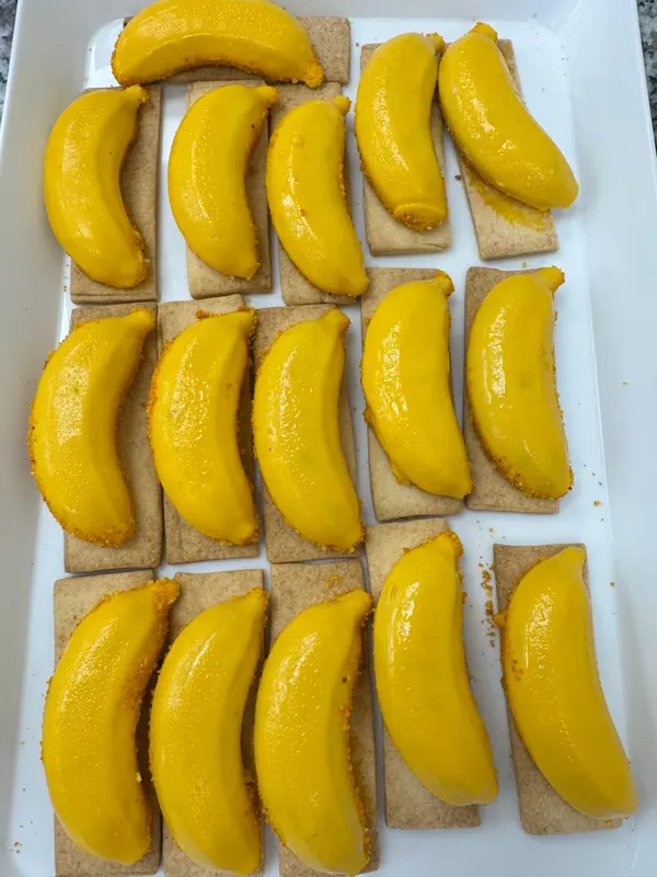 Banana mousse pastry