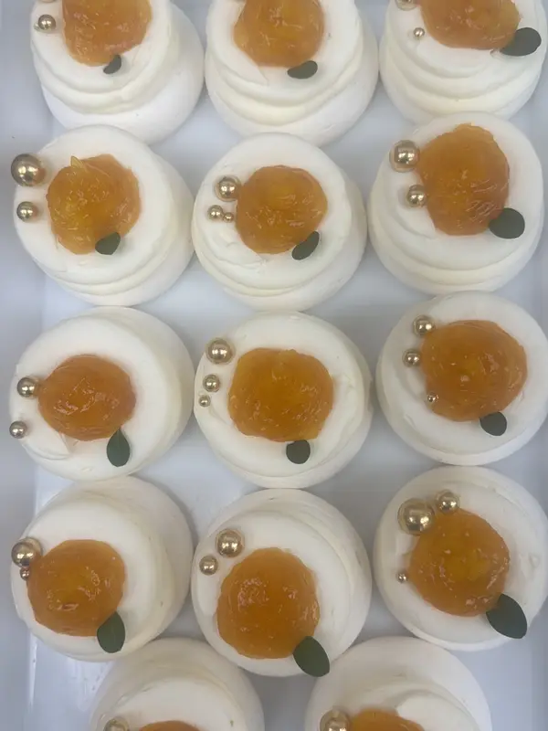 Meringue nest with apricot