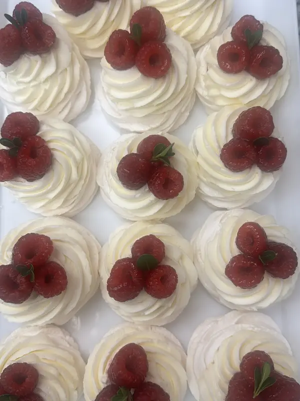 Meringue nest with raspberries