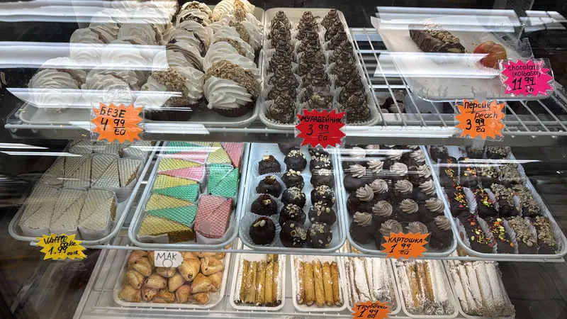 Meringues, anthill cakes, kartoshka and waffle cakes